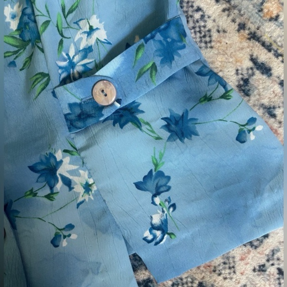 Vintage Leslie Belle Petite Blue Floral ButtonUp Top - Picture 6 of 7